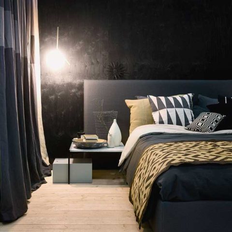 Dramaattinen makuuhuone on rakennettu mustan Woodnotesin sänkyrungon ja sängynpäädyn ympärille.